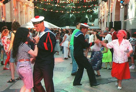 bal des pompiers montreuil|BALS DU 14 JUILLET — “Alors on danse…”